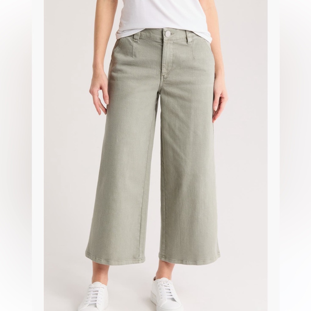 Wide-Leg Women's Jeans in Light Green